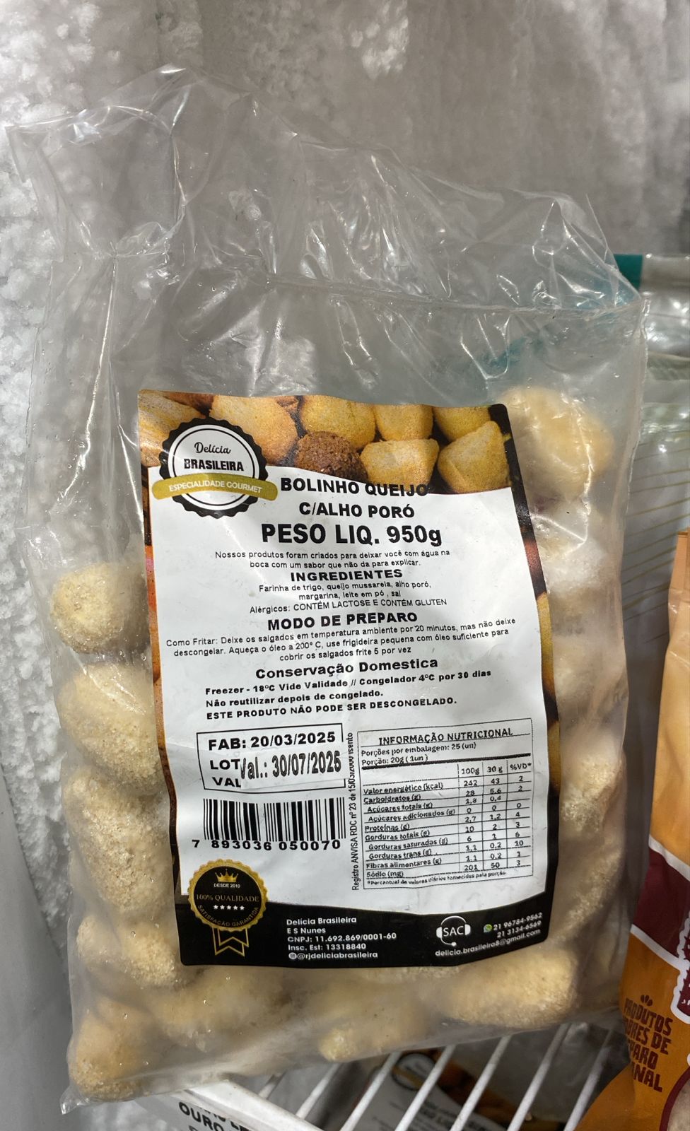 Bolinha de queijo com alho poró